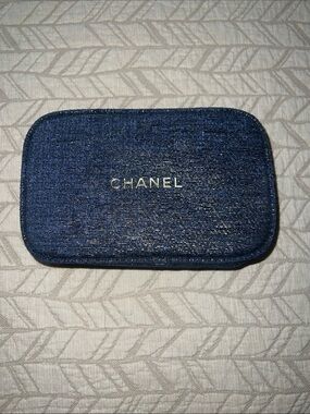 CHANEL Xmas Holiday Gift Set 2023 Cosmetic Pouch bag